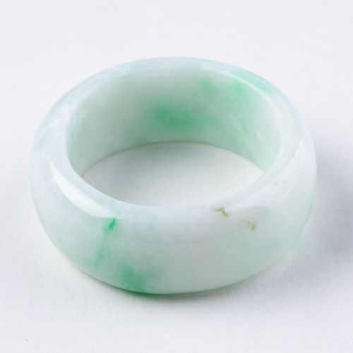 【15号・白色×新緑色・透明感良し・艶美麗】（高品質淡緑色ヒスイ）指輪