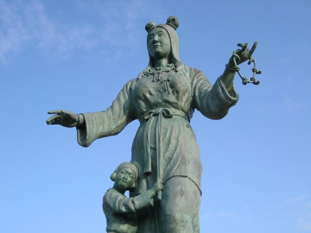 奴奈川姫とその子（建御名方命）の像（新潟県糸魚川市）