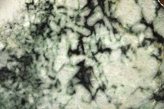 翡翠は粒状～繊維状の微細な結晶の集合体