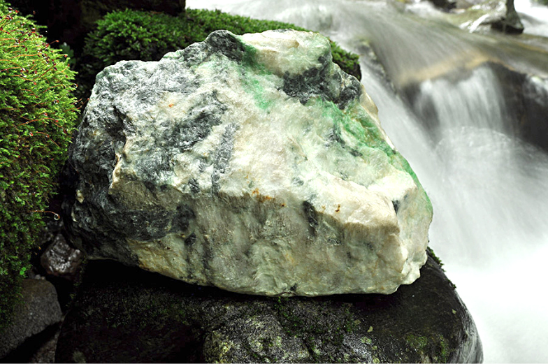 大自然が作り出した糸魚川翡翠の原石