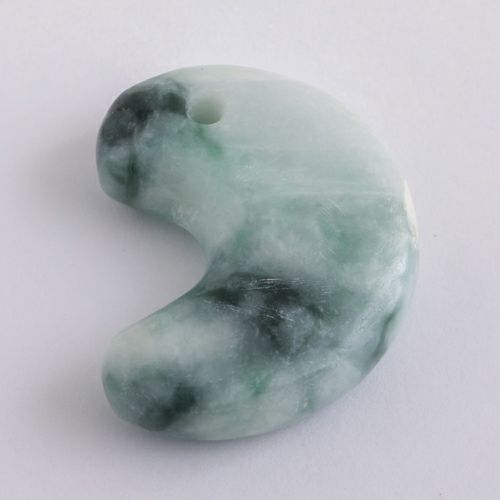 糸魚川翡翠　勾玉　ぷっくり 楽天市場】糸魚川翡翠勾玉 M08704 古吹 作 32mm*21.5mm*11.5mm