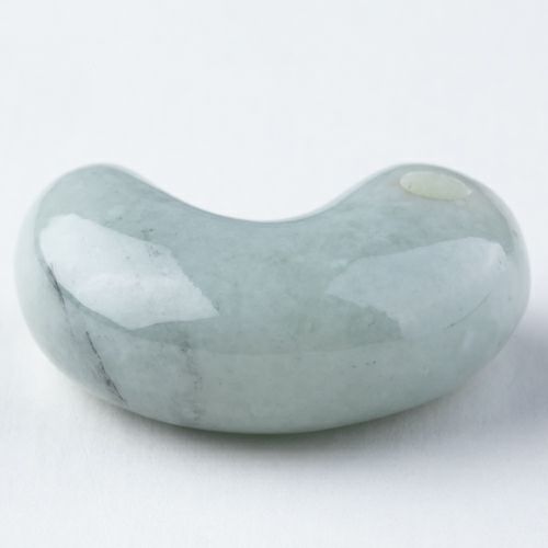 半透明・ほんのり青・艶良し】（高品質青色ヒスイ）糸魚川天然翡翠勾玉 