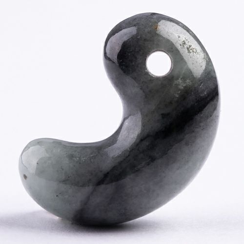 濃いグレー・艶良し】（高品質濃グレー色ヒスイ）糸魚川天然翡翠勾玉