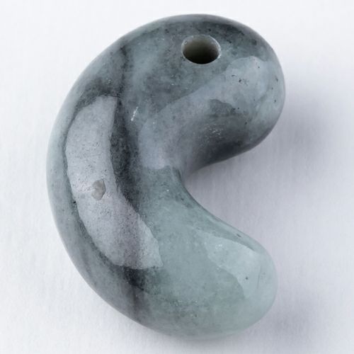濃いグレー・艶良し】（高品質濃グレー色ヒスイ）糸魚川天然翡翠