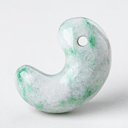 新緑色模様・艶良し】（高品質淡緑色ヒスイ）糸魚川天然翡翠勾玉