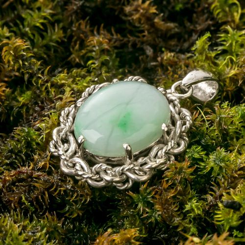 鎖×翡翠・透明感良し・艶美麗】（高品質淡緑色ヒスイ）糸魚川天然翡翠  