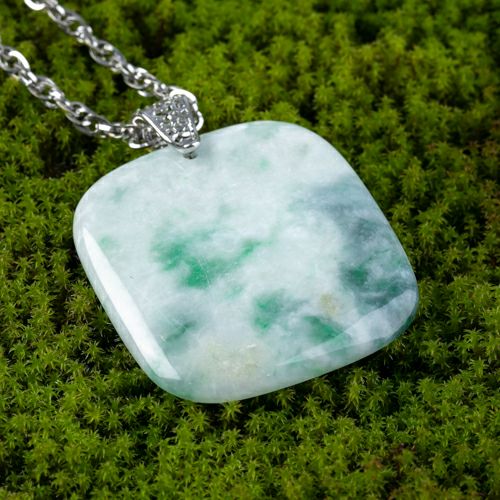 翡翠ペンダント