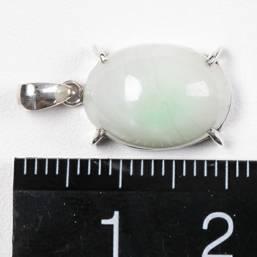 翡翠ペンダント