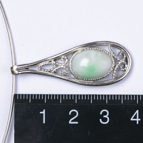 翡翠ペンダント