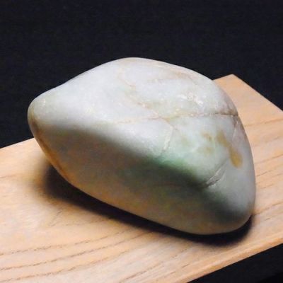 プレミアム・机上用海石・657g】（プレミアム淡緑色ヒスイ）糸魚川天然