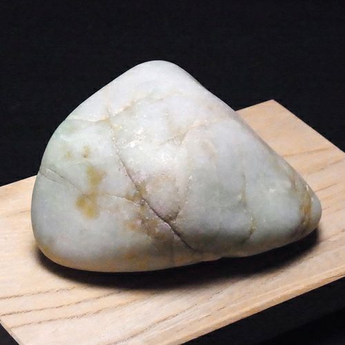 プレミアム・机上用海石・657g】（プレミアム淡緑色ヒスイ）糸魚川天然