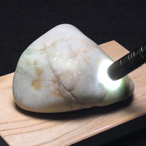 プレミアム・机上用海石・657g】（プレミアム淡緑色ヒスイ）糸魚川天然