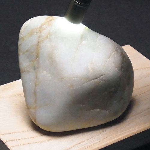 プレミアム・机上用海石・657g】（プレミアム淡緑色ヒスイ）糸魚川天然