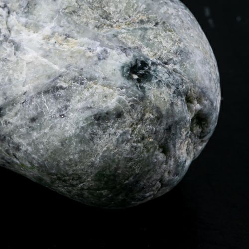 海石・親不知産・白地に黒縞グリーン模様・290g】（入門用黒色ヒスイ