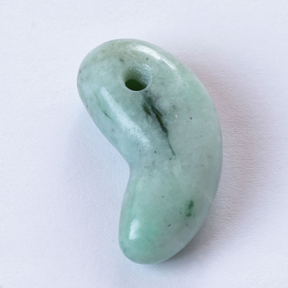 艶良し・透明感良し】（高品質濃緑色ヒスイ）糸魚川天然翡翠勾玉