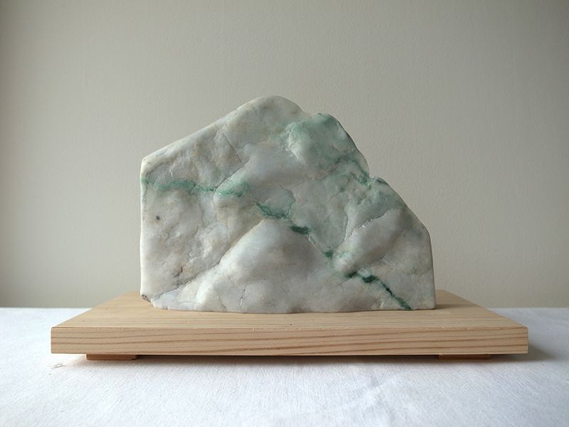 板状原石・824g】（高品質濃緑色ヒスイ）糸魚川天然翡翠原石 | 糸魚川