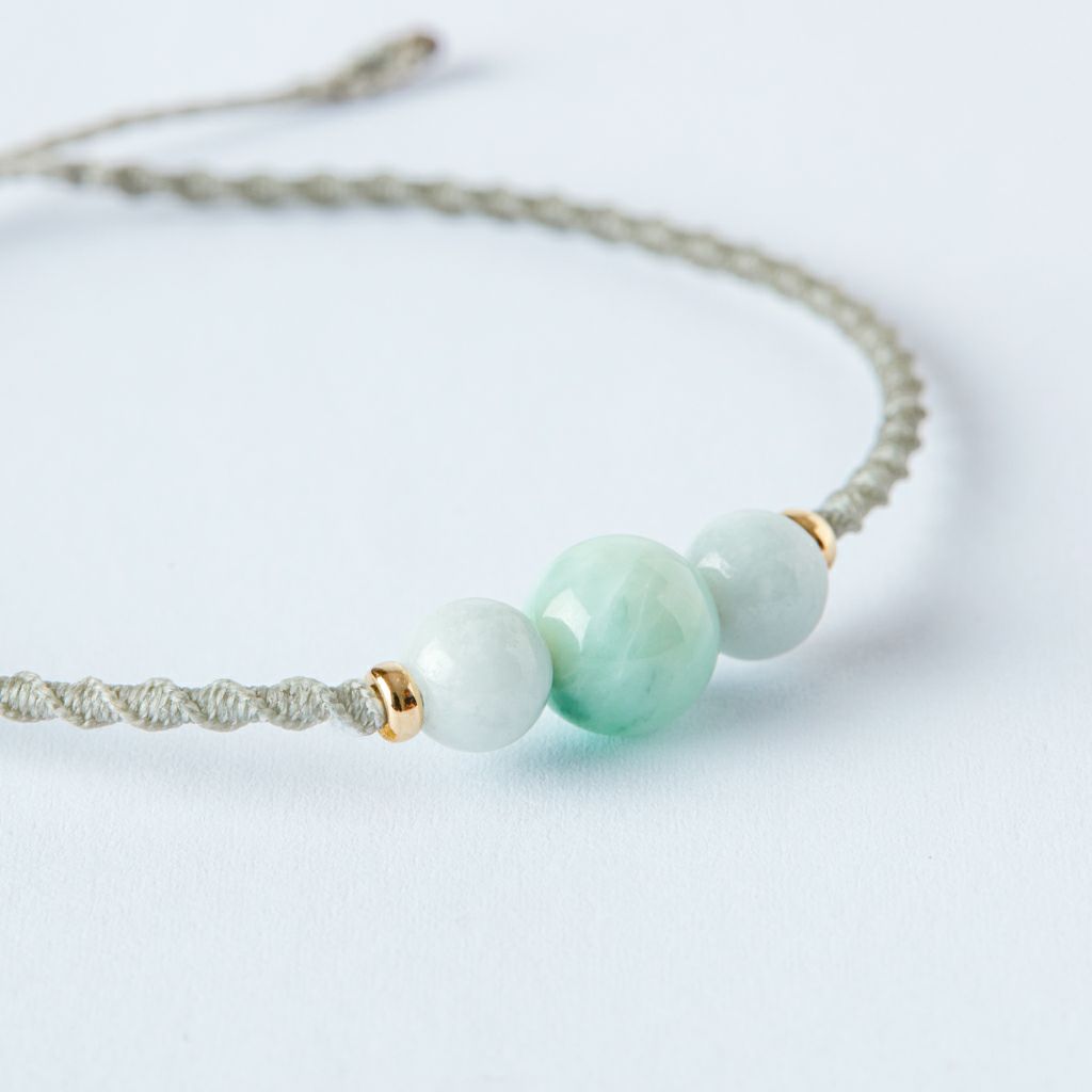 K18/グレー紐/8mm&6mm】（高品質淡緑/白色ヒスイ）糸魚川天然翡翠3つ