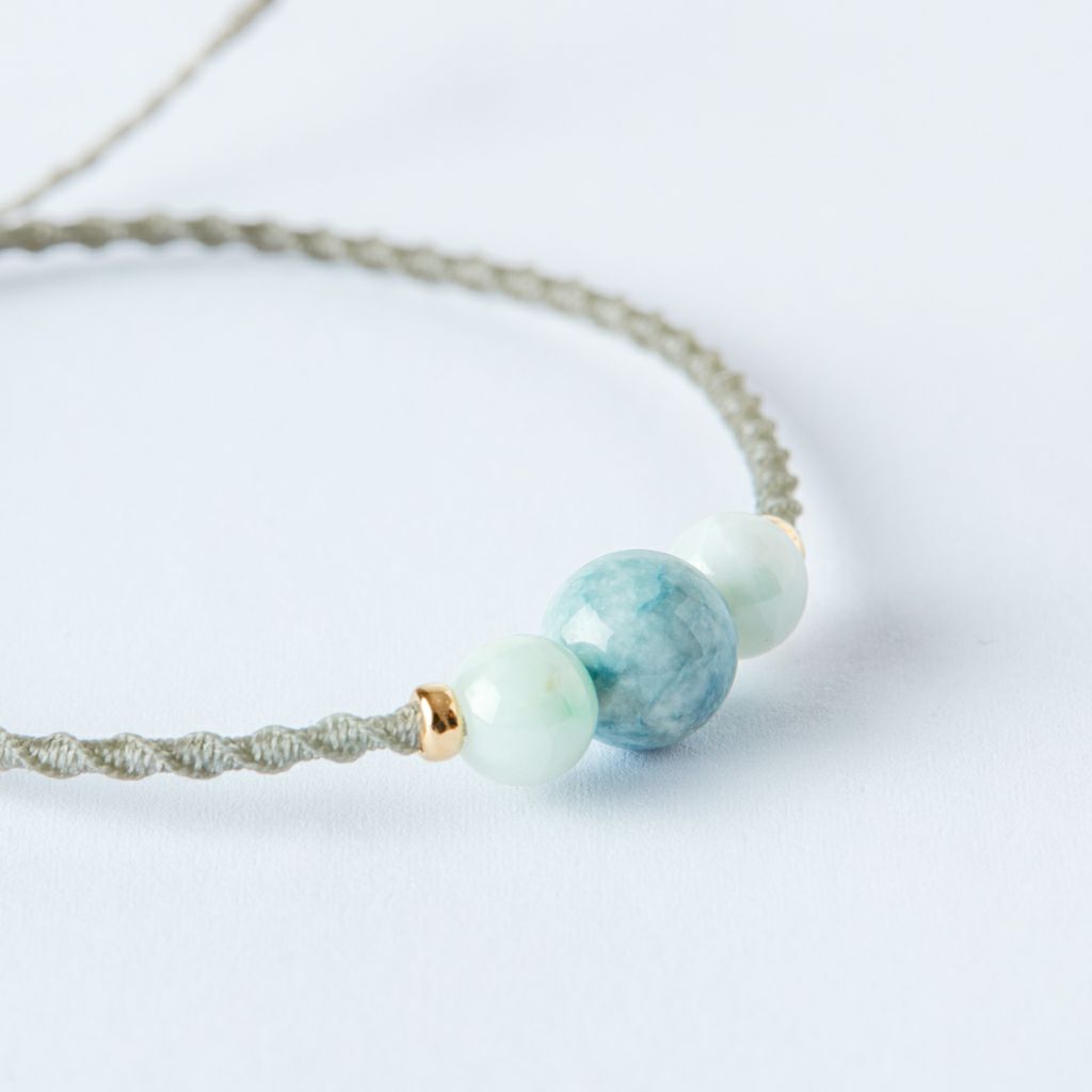 K18/グレー紐/8mm&6mm】（高品質淡緑/白色ヒスイ）糸魚川天然翡翠3つ