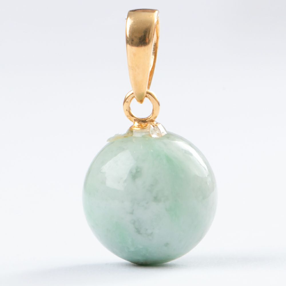 翡翠ペンダント