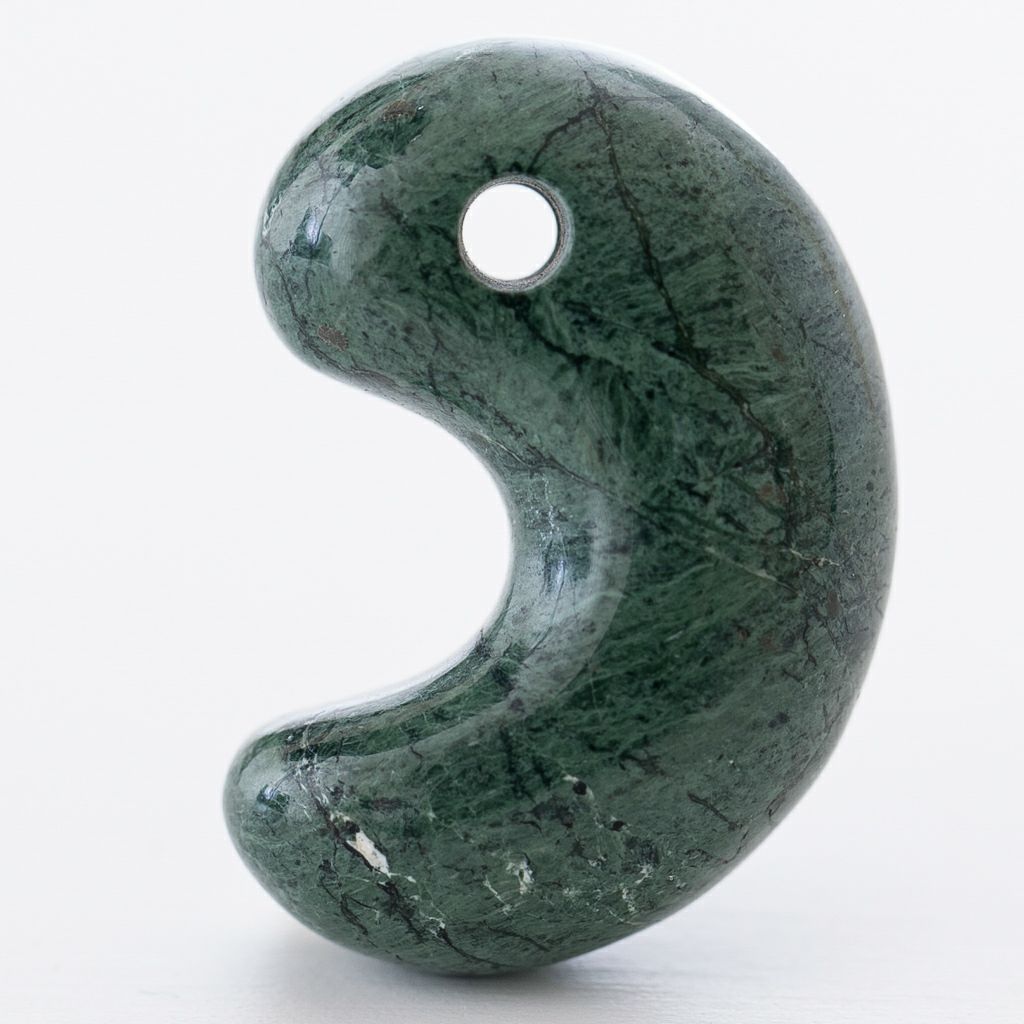 独特な渋い濃緑色】（高品質濃緑色ヒスイ）糸魚川天然翡翠勾玉