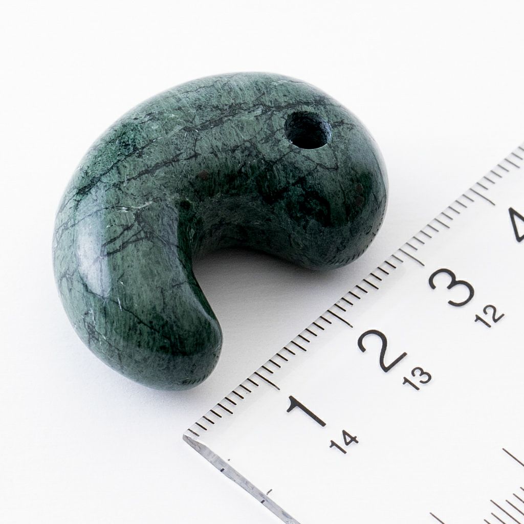 独特な渋い濃緑色】（高品質濃緑色ヒスイ）糸魚川天然翡翠勾玉