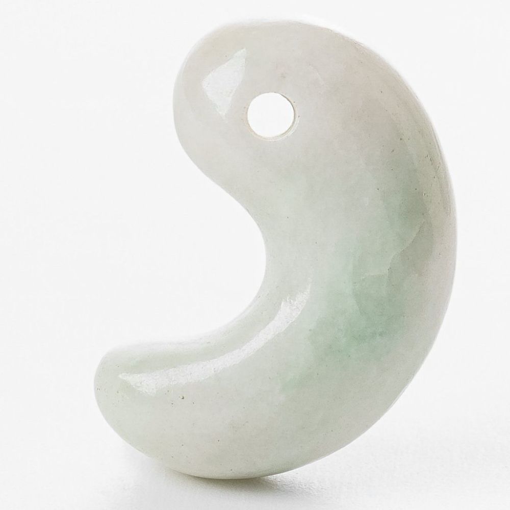 ✳白地肌*無垢物　超お買い得お値段設定‼️糸魚川翡翠勾玉　本物鑑定付15万円以上‼️ プレミアム・白色・透明感良し・艶良し】（プレミアム白色ヒスイ