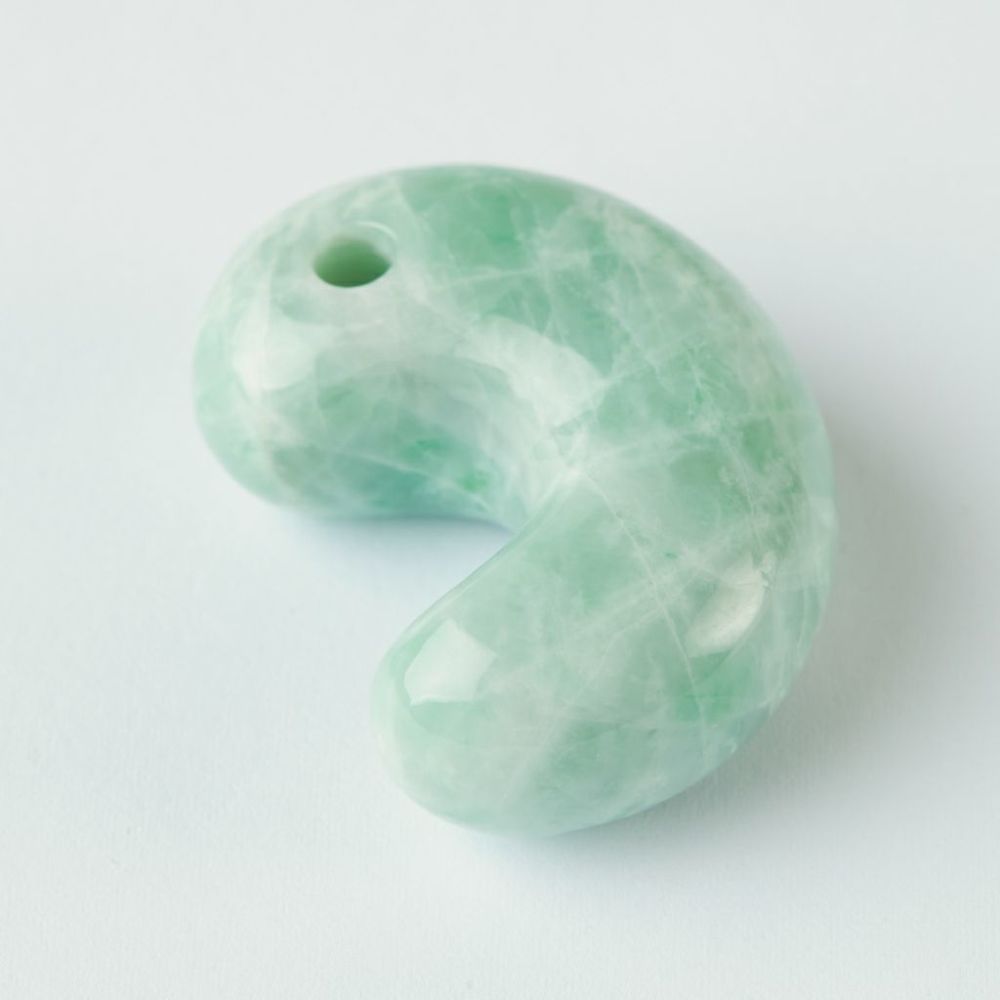 プレミアム・古代の勾玉・艶美麗】（プレミアム濃緑色ヒスイ）糸魚川