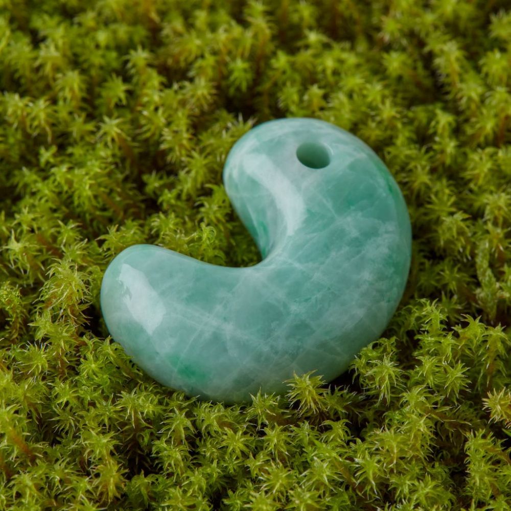 プレミアム・古代の勾玉・艶美麗】（プレミアム濃緑色ヒスイ）糸魚川