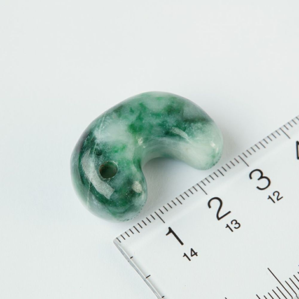 翡翠　勾玉　とても艷やか Amazon | theory xyz 糸魚川翡翠 勾玉 置物 91mm 純国産 翡翠