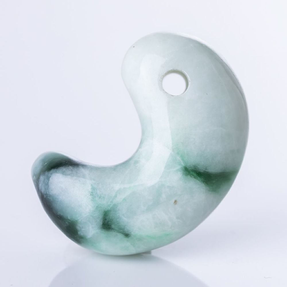 糸魚川翡翠　勾玉　艷やか 糸魚川翡翠(金山谷産) SA 勾玉 】 国産 糸魚川翡翠 ろうかん ひすい