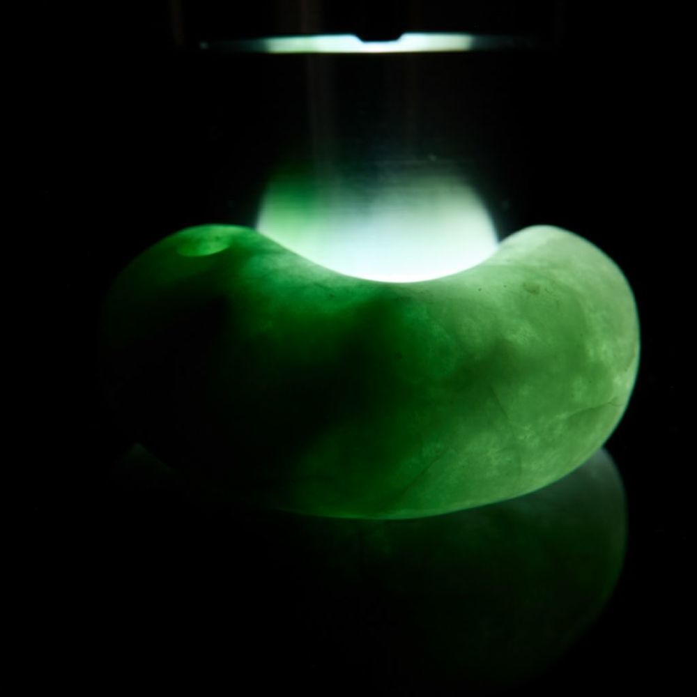 とろ味感ある淡緑色・透明感良し・艶良し】（高品質淡緑色ヒスイ