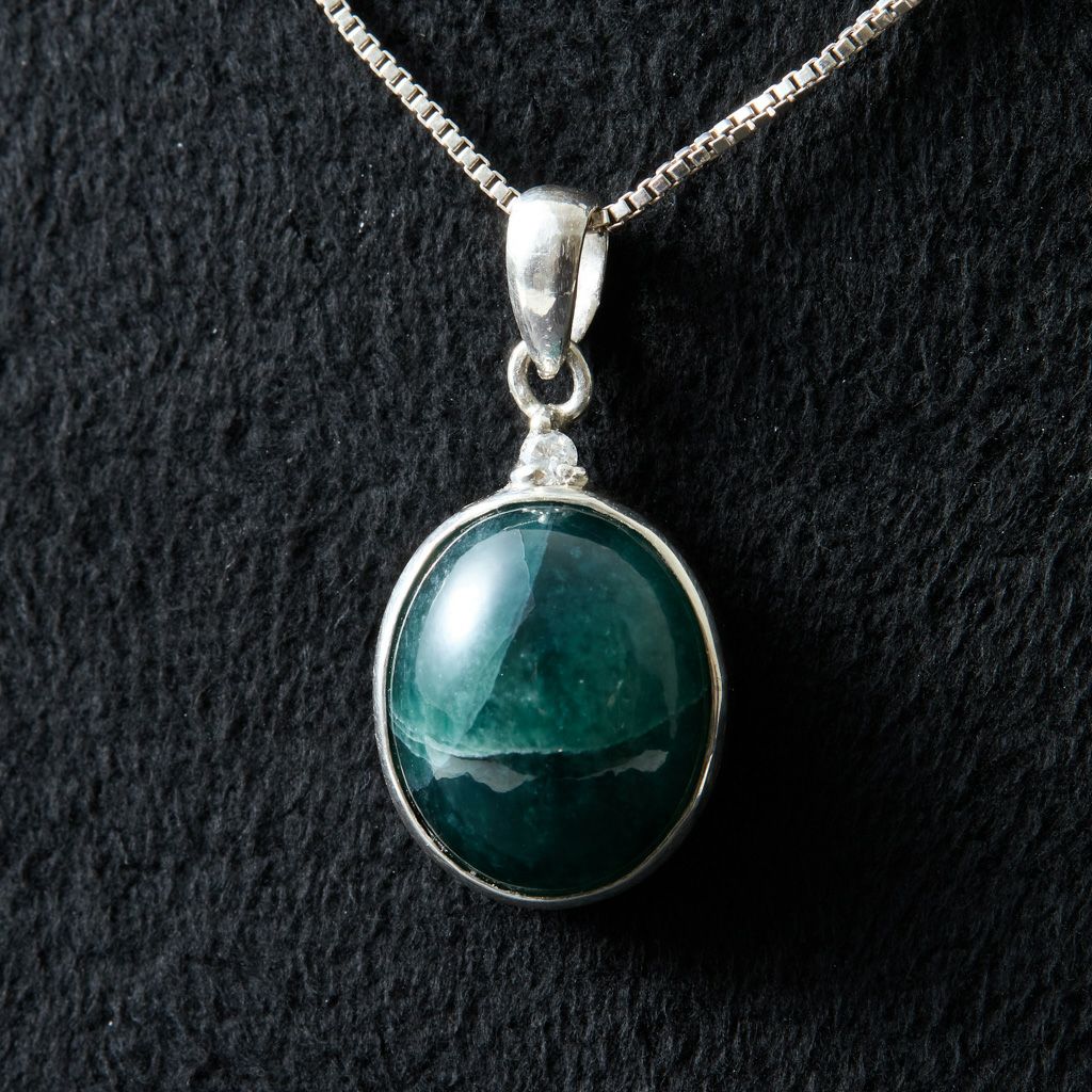 翡翠ペンダント