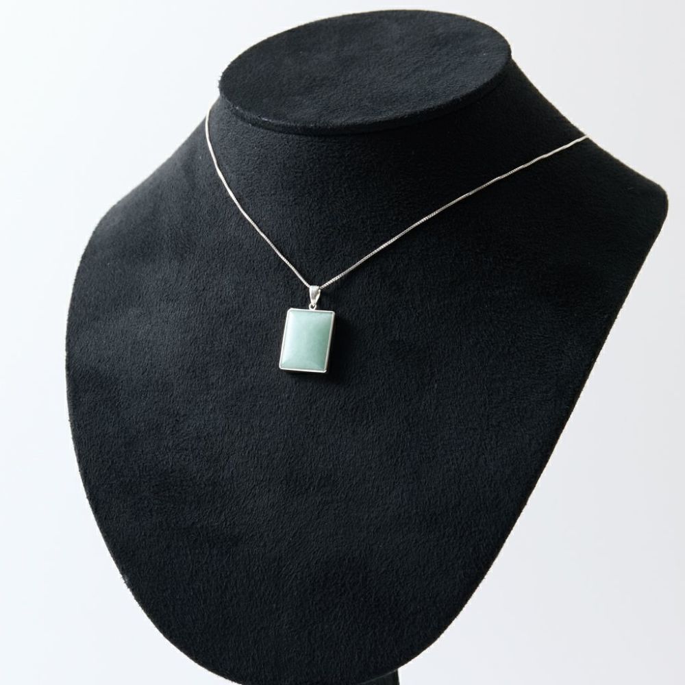 翡翠ペンダント