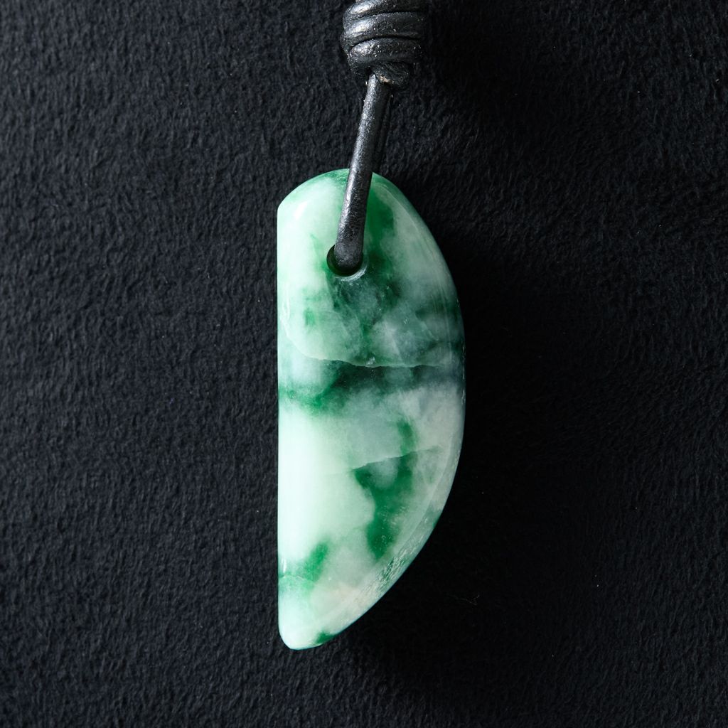 翡翠ペンダント