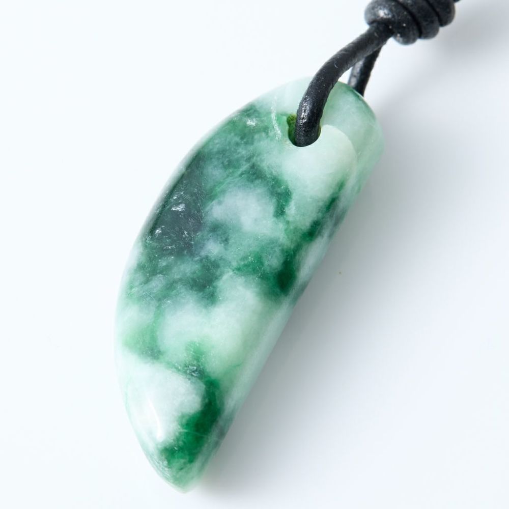 翡翠ペンダント
