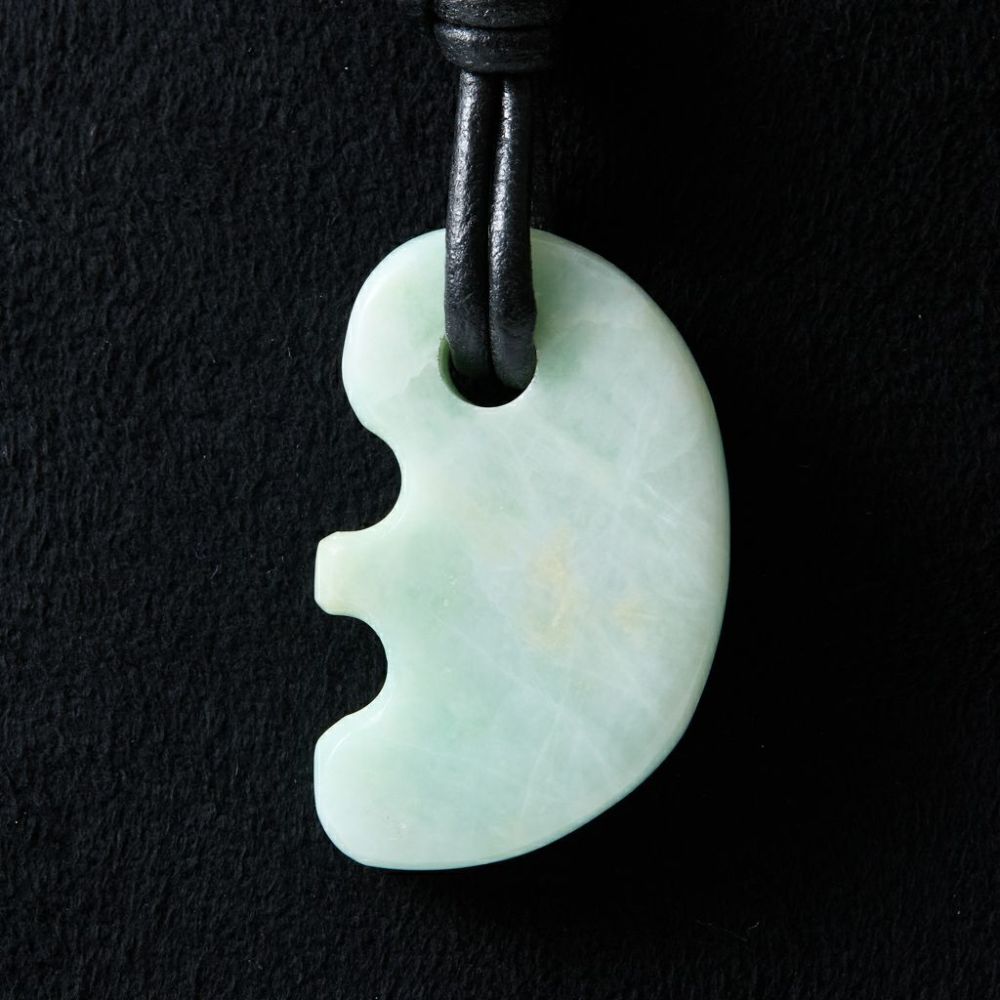 翡翠ペンダント