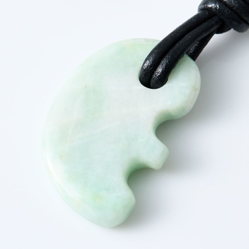 翡翠ペンダント