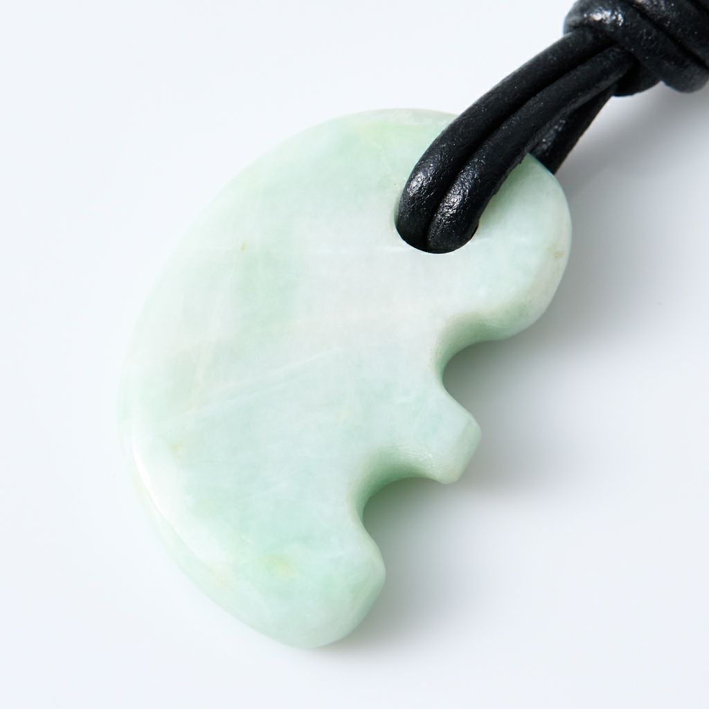 翡翠ペンダント