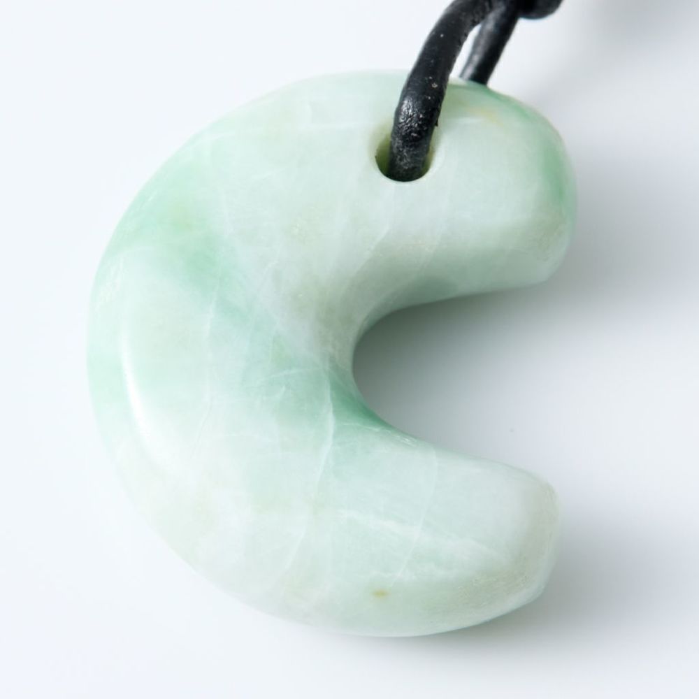 翡翠ペンダント