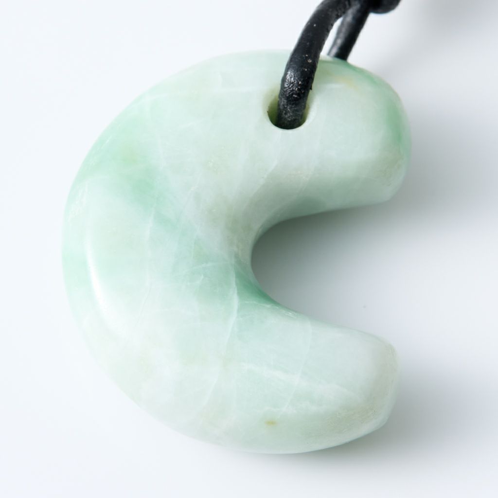 翡翠ペンダント