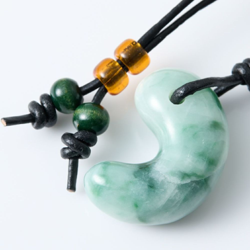 翡翠ペンダント