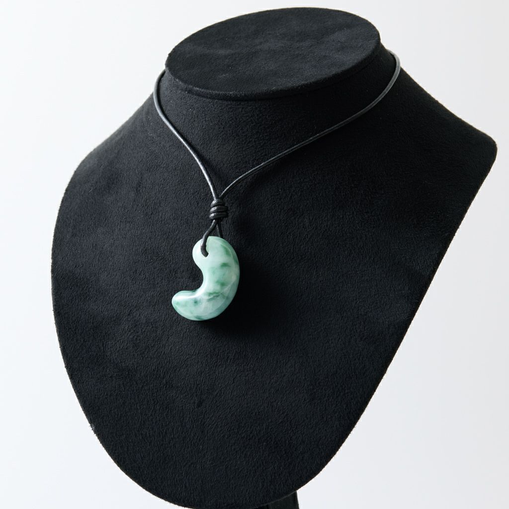 翡翠ペンダント