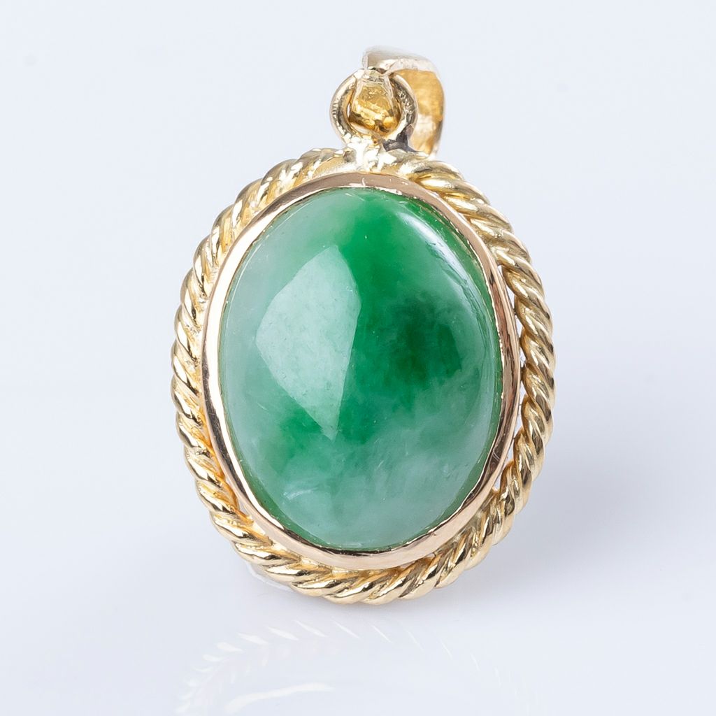 翡翠ペンダント