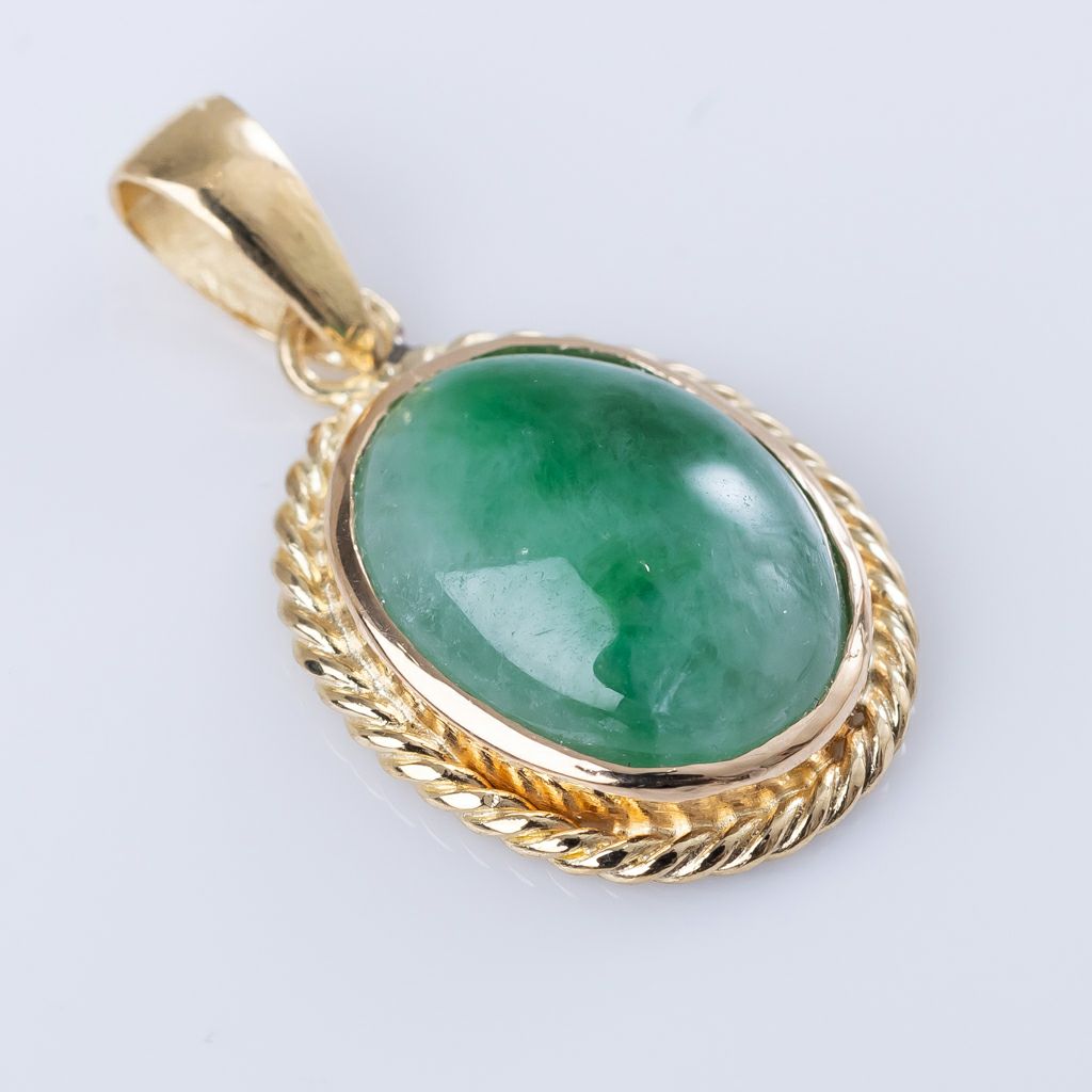 翡翠ペンダント