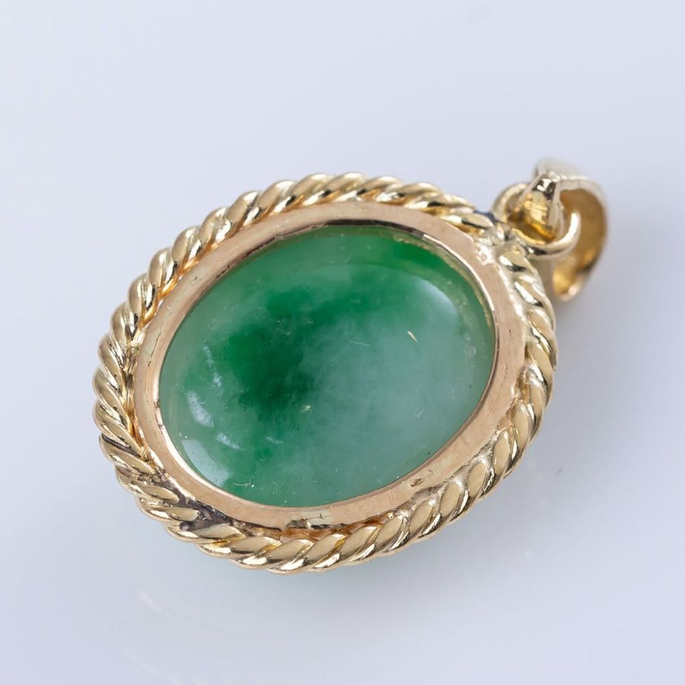 翡翠ペンダント