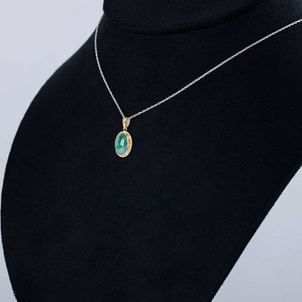 翡翠ペンダント