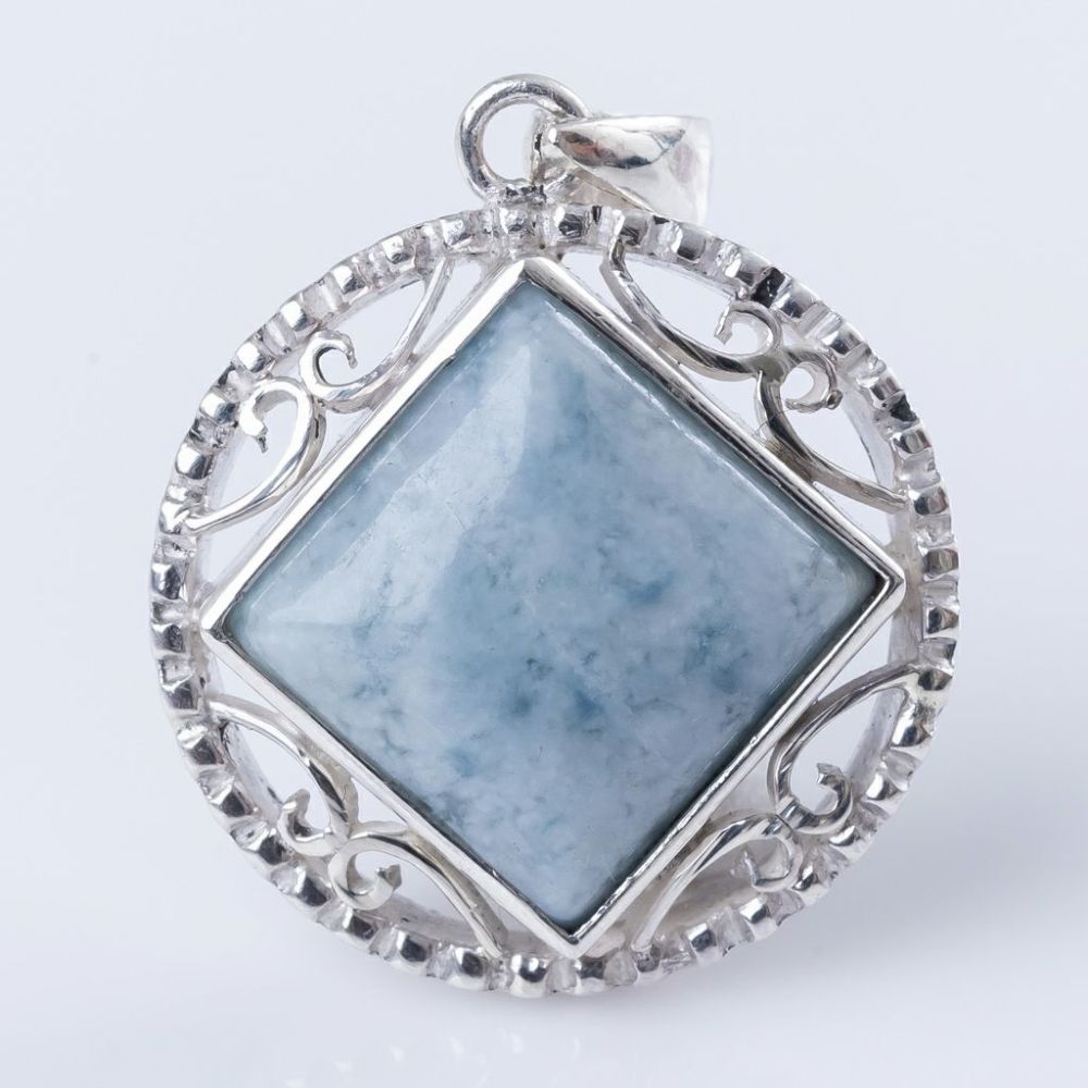 翡翠ペンダント