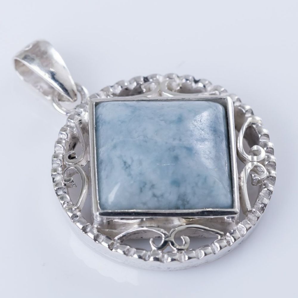 翡翠ペンダント