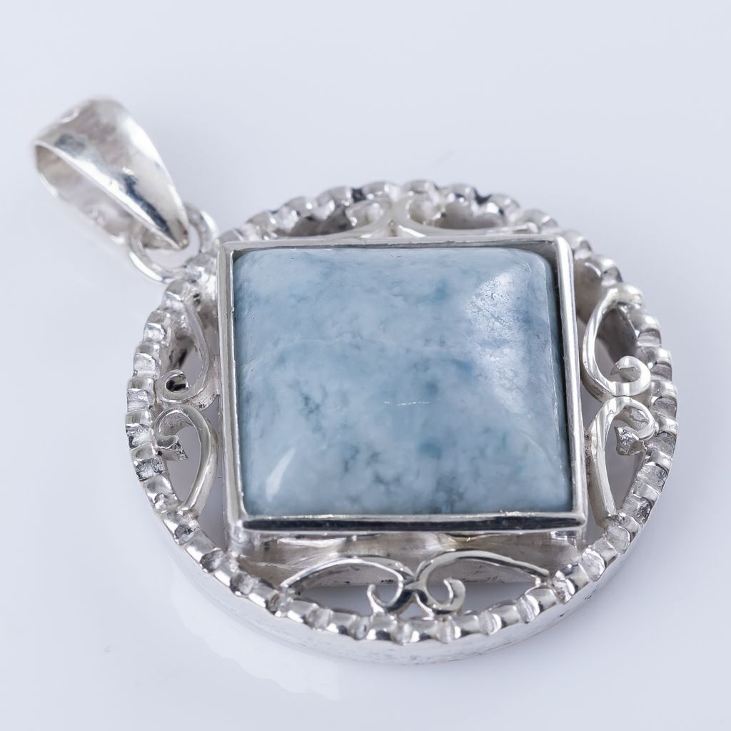 翡翠ペンダント