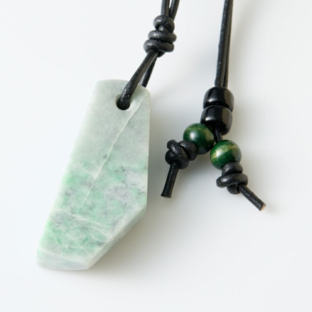 翡翠ペンダント